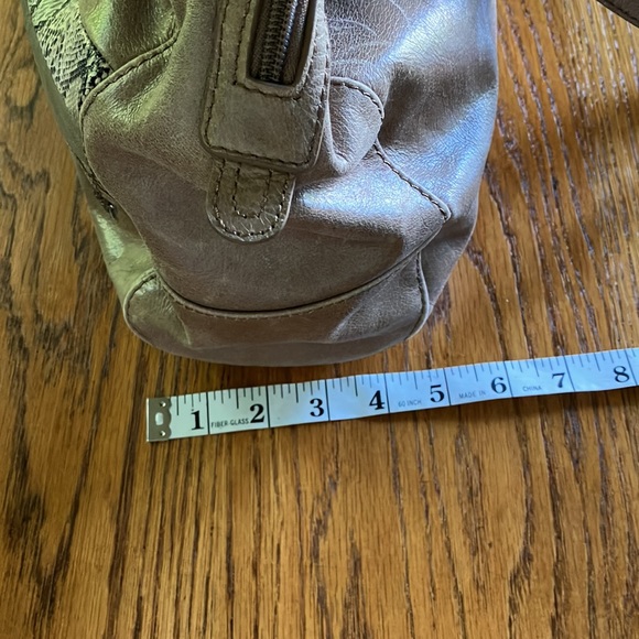 NWT DISTRESSED TAN LEATHER SHOULDER BAG WITH MAN MADE TRIM - Picture 8 of 14